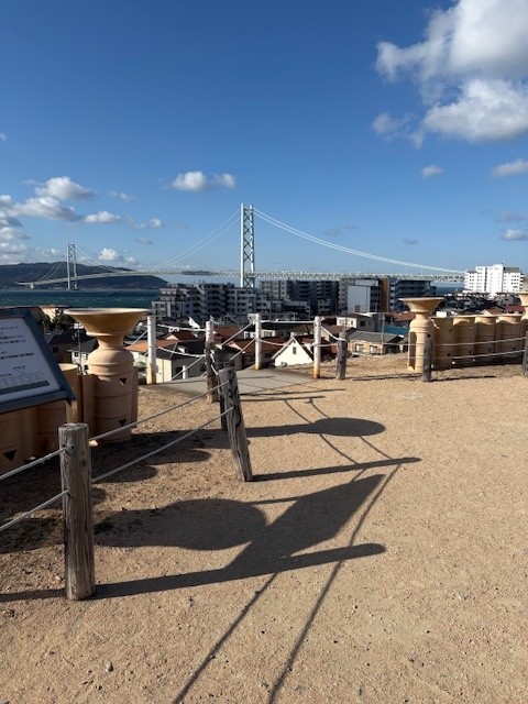 五色塚古墳から明石海峡大橋を望む